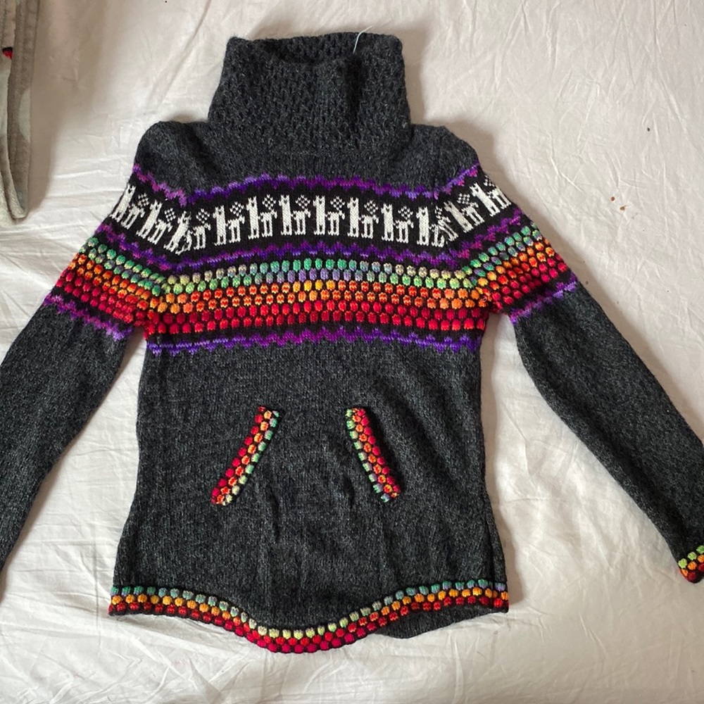I'm selling a neck thin hoodie. Only wore once.